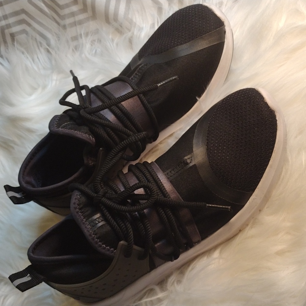 Pismo Performance sneaker sz 7 black